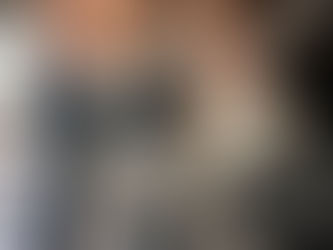Osoba vyklízí čisté nádobí z myčky. Ilustrační fotografie k článku o domácích pracích v dospívání a konfliktech mezi rodiči a dospívajícími.