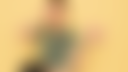 Usměvavá dospívající dívka drží model mozku a symbolickým gestem ukazuje na význam vývoje mozku v období adolescence.