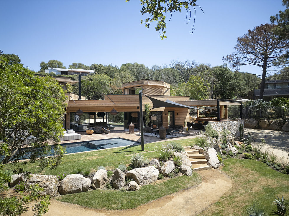 Domaine de Cala Rossa, Corse : la villa, sa piscine et le maquis