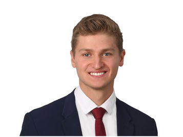 Un jeune avocat entreprend sa carrière chez Dunton Rainville