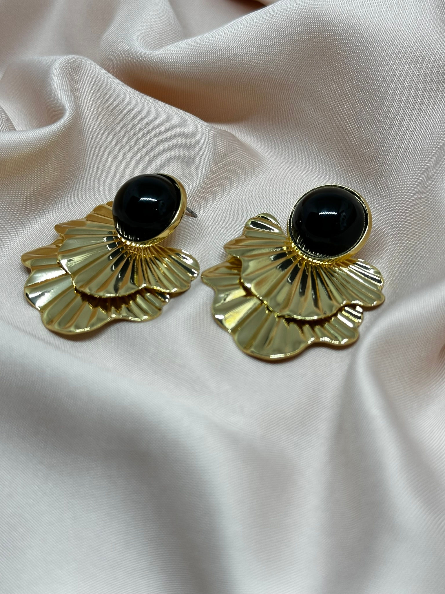 Sallantılı yaprak küpe