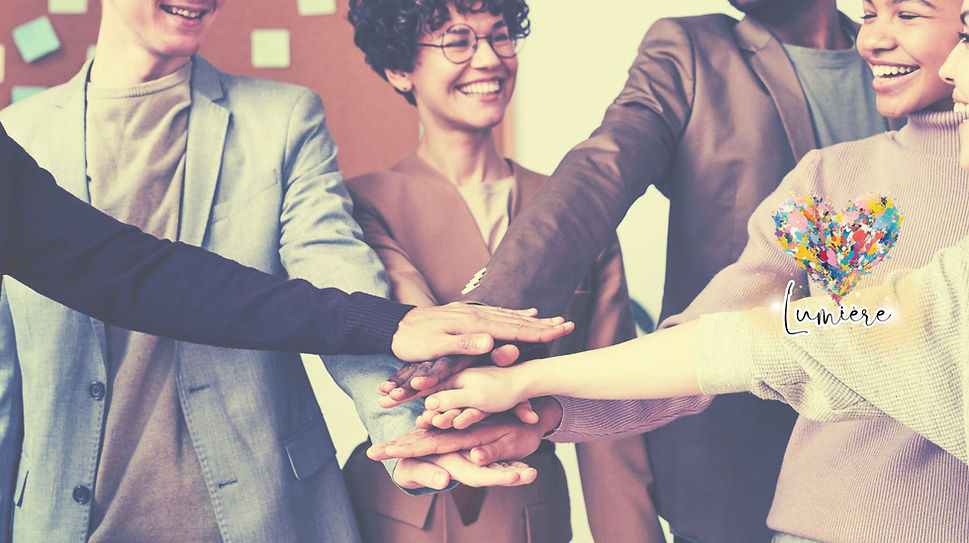 笑顔の保護者たちが手を重ねて協力する様子