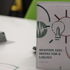 Le hackathon GCRN plonge les étudiants au cœur d’un scénario de crise climatique grandeur nature. En équipes pluridisciplinaires, ils doivent analyser, coopérer et proposer des solutions concrètes pour renforcer la résilience d’un territoire confronté à des aléas extrêmes.
Une expérience intense qui développe la prise de décision, la communication de crise et la compréhension des enjeux systémiques liés au dérèglement climatique.