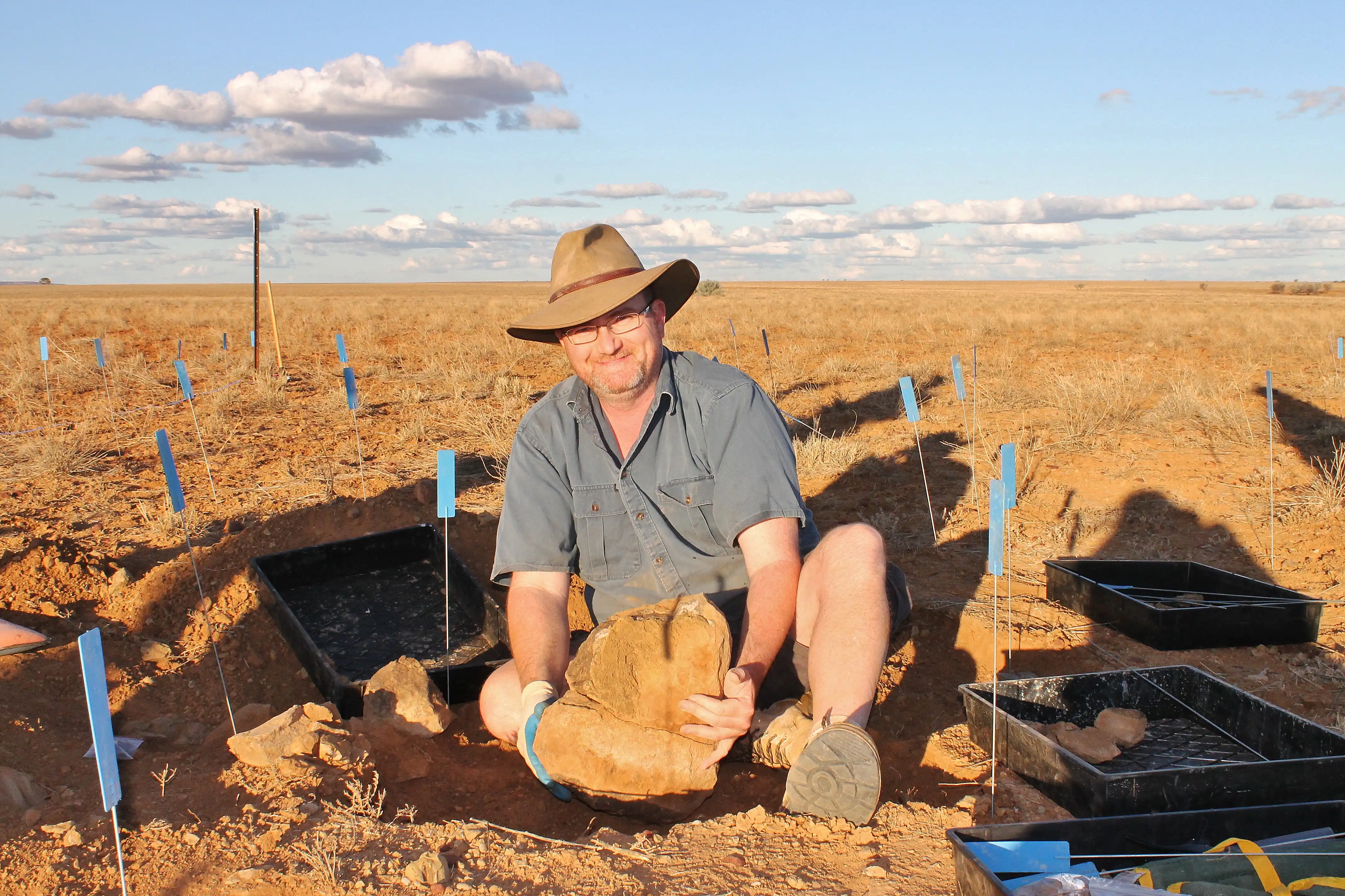 qm_staff_scott_hocknull_digging_dinosaurs_2015_crochellelawrence_1.webp