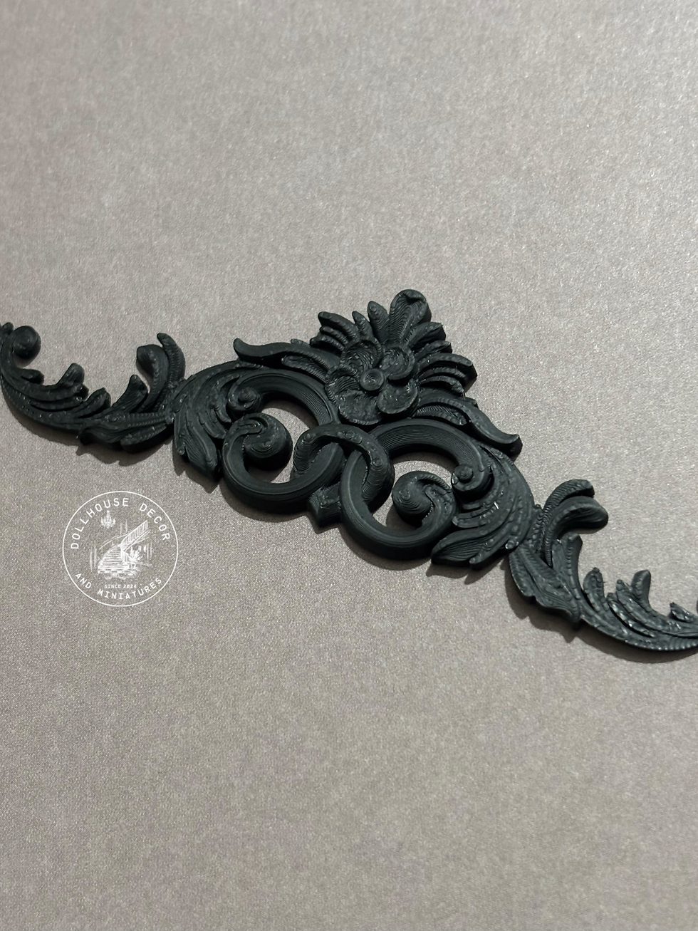 Thumbnail: Regency scroll centre appliqué with carved detail