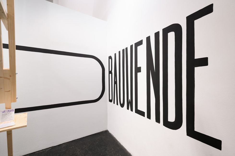 Schrift an der wand in schwarzen großen Buchstaben