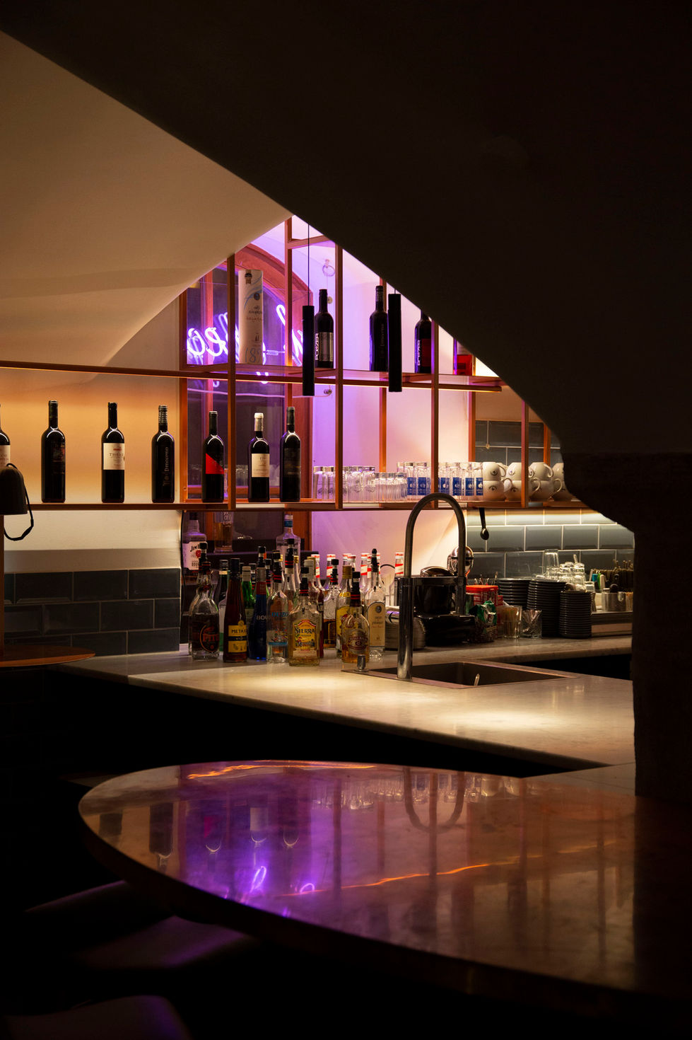 weinregal in einer bar in einem Altbau Ambiente