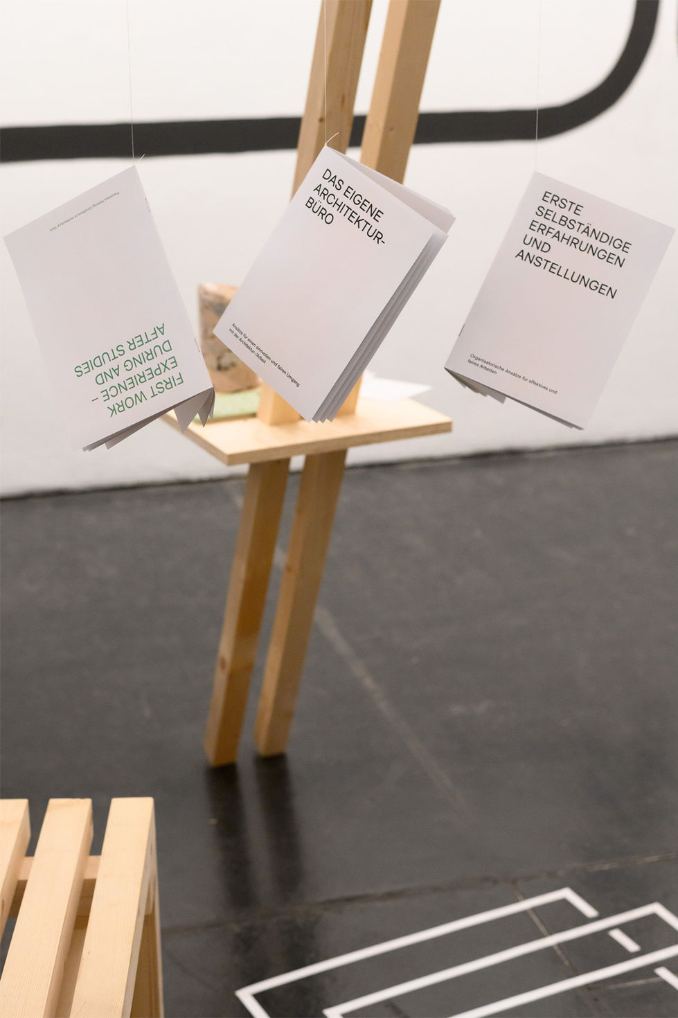 Magazine hängen von der Ausstellungskonstruktion in einer Ausstellung über Architektur