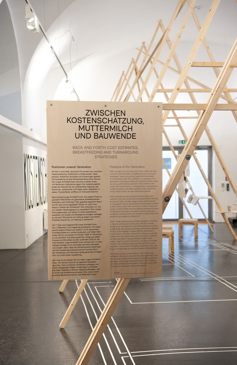 Eingangstext für eine Ausstellung über zukünftige Architektur auf einer holzplatte gedruckt