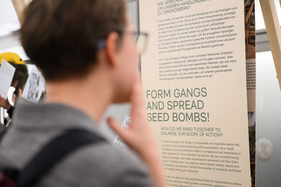 person liest text in einer Ausstellung über Architektur