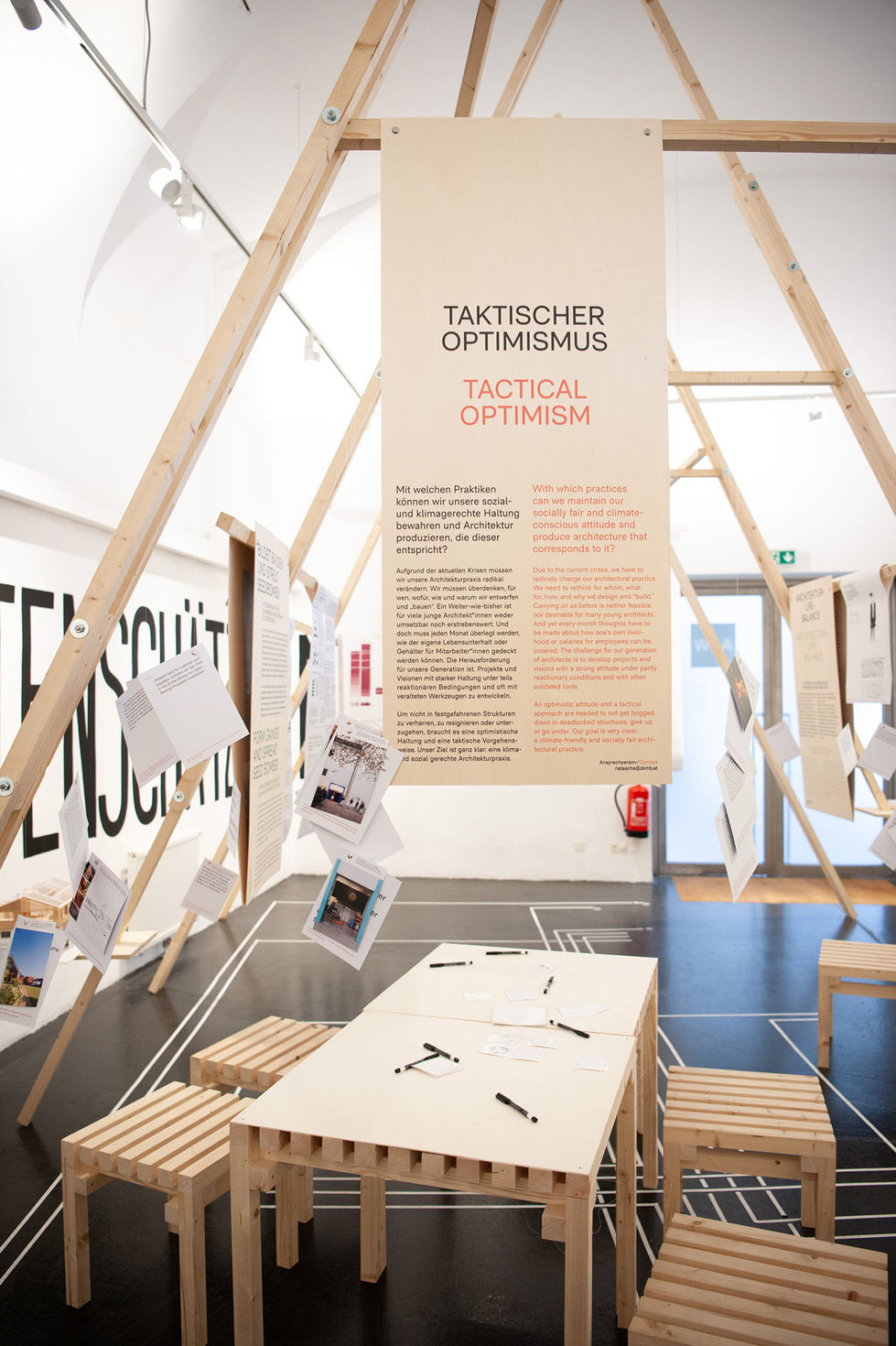 tisch in einer Ausstellung über Architektur für interaktives mitmachen