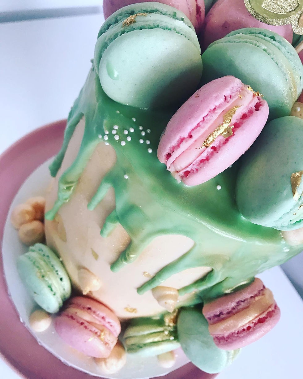 Thumbnail: Mint and pink macaron cake 