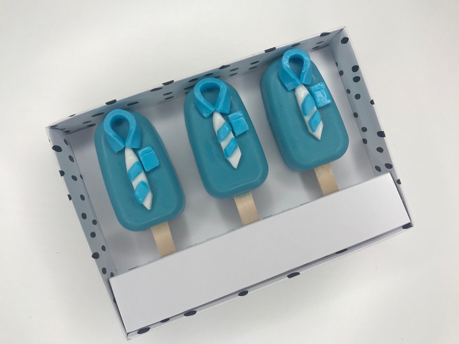 Shirt and tie cakesicles