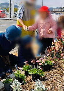 病院の植栽に子供たちが参加
