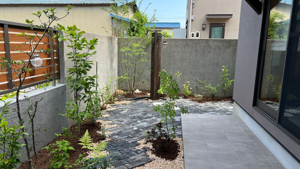 庭のベースづくりはプロに任せて、四季の草花を自分で植替えし、好きな花をリビングから庭を楽しめるような庭です。レンガ敷の上では植替えの園芸作業をして頂く場所として利用します。
#倉敷市
#造園工事
#外構工事
#植栽工事
#ガーデンリフォーム