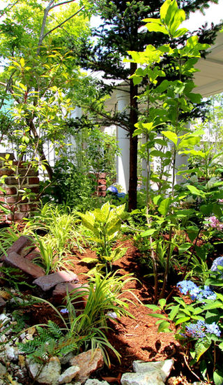 岡山市の某結婚式場の庭。レンガを使った庭