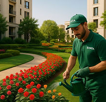Jardineiro da Exata Serviços mantendo áreas verdes e jardins bem cuidados em condomínios, escolas e empresas