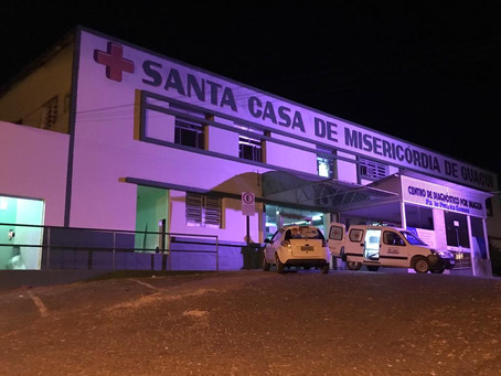 Fachada da Santa Casa de Guaçuí recebe iluminação especial para marcar o Outubro Rosa.