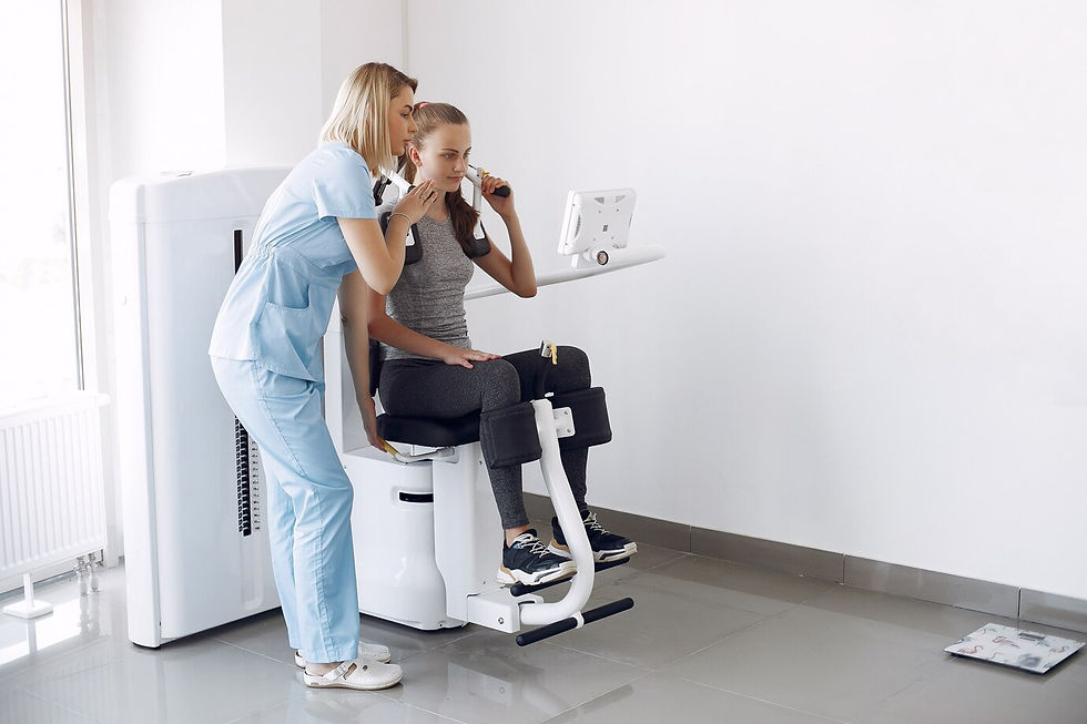 Un paziente che utilizza un dispositivo di riabilitazione tecnologico, come un esoscheletro
