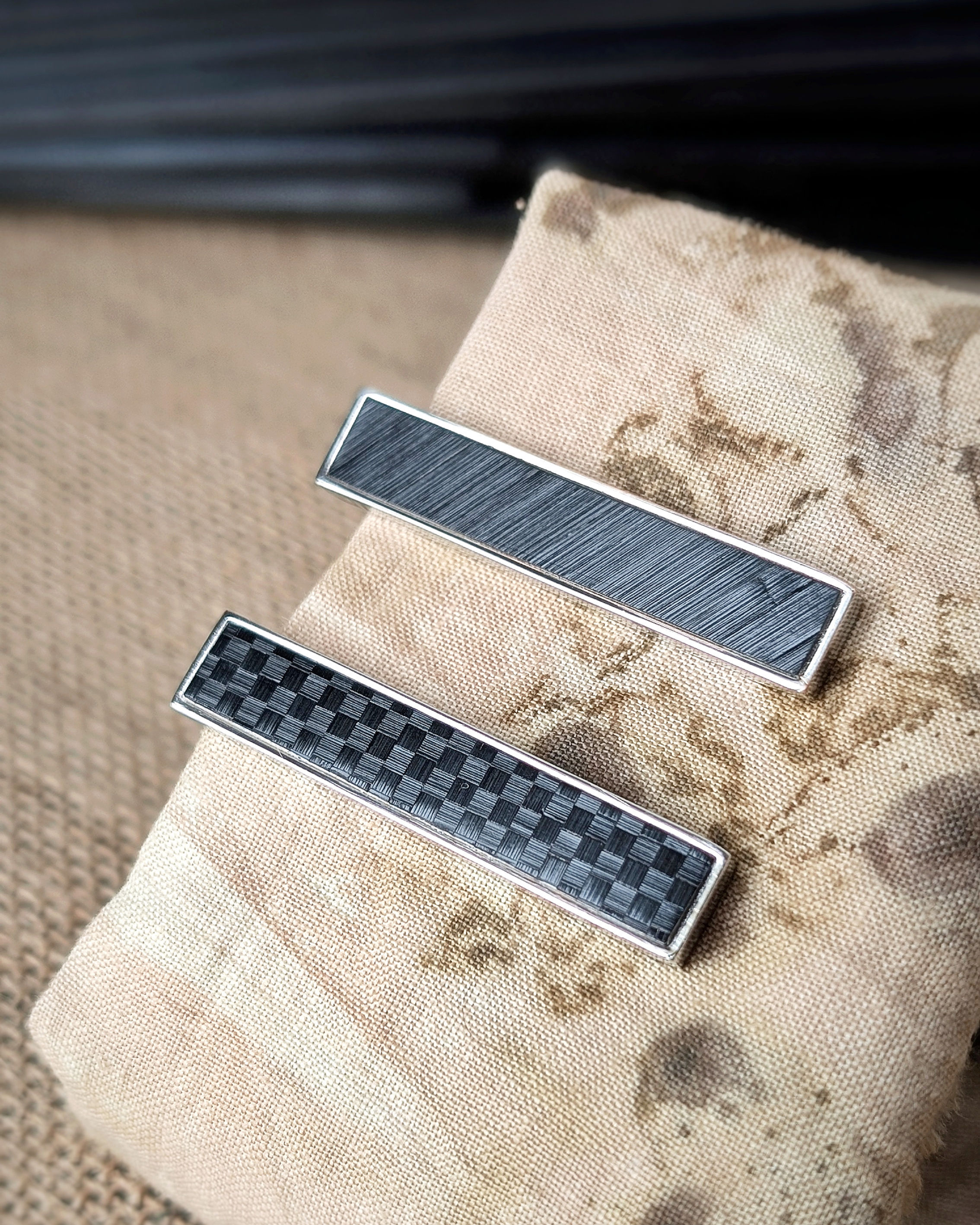 Pince à cravate - Broche mixte - Marqueterie de paille noire