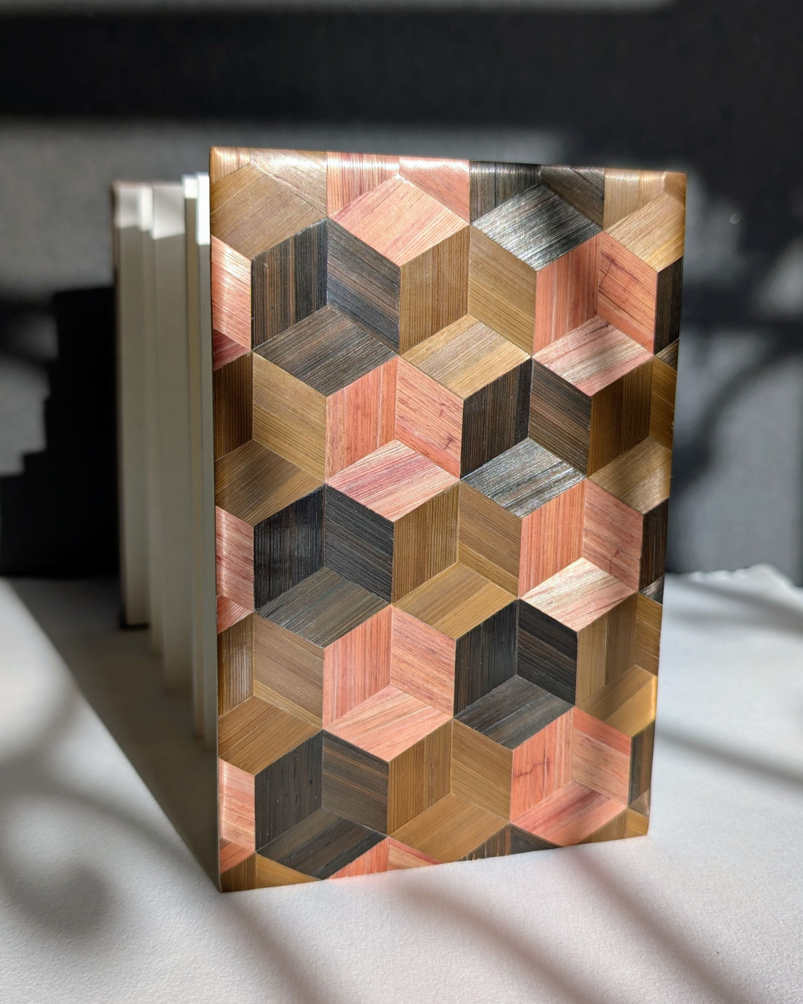 Leporello “Illusion” – livre‑sculpture en marqueterie de paille