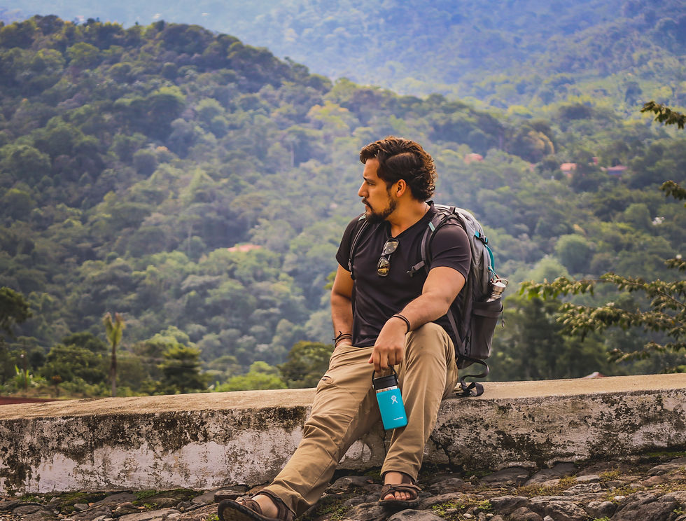 Gerardo Ibarra, especialista en turismo sostenible en el Socounsco Chiapas, con un envas de Hydroflask y una Mochila Osprey