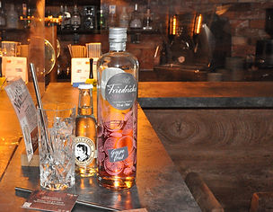 Der Geruch des Friedrichs Gin Liqueur Grapefruit ist relativ fein, mild und herb süß. Im Vordergrund stehen ziemlich komplexe Noten der Grapefruit, die beiläufig auch Assoziationen an weitere Zitrusfrüchte wie Orangen und Mandarinen wecken. Im Hintergrund vernimmt die Nase derweil würzig kräutrige Töne wie etwas Koriander und minimal Wacholder. Geschmacklich erweist sich der Likör zunächst als bitter mit recht ausgeprägten Aromen von Grapefruit, flankiert von Nuancen von Orange. Kurzzeitig übernimmt eine etwas schwerfällige Honigsüße, ehe eine Würze nach Wacholder, Pfeffer und Zimt zuzüglich etwas Süßholz zur Entfaltung kommen. Im mittellangen Finish ist der Likör wiederum relativ ausgewogen süß und bitter. Auf Noten von Grapefruit folgt eine Würze nach Wacholder und Pfeffer. Zum Schluss zeigt sich wieder die bittere Grapefruit.