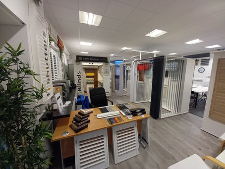 SkyTrak motorised lantern blinds and Allusion/Dijon blinds