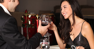 Brindis romántico para la cena