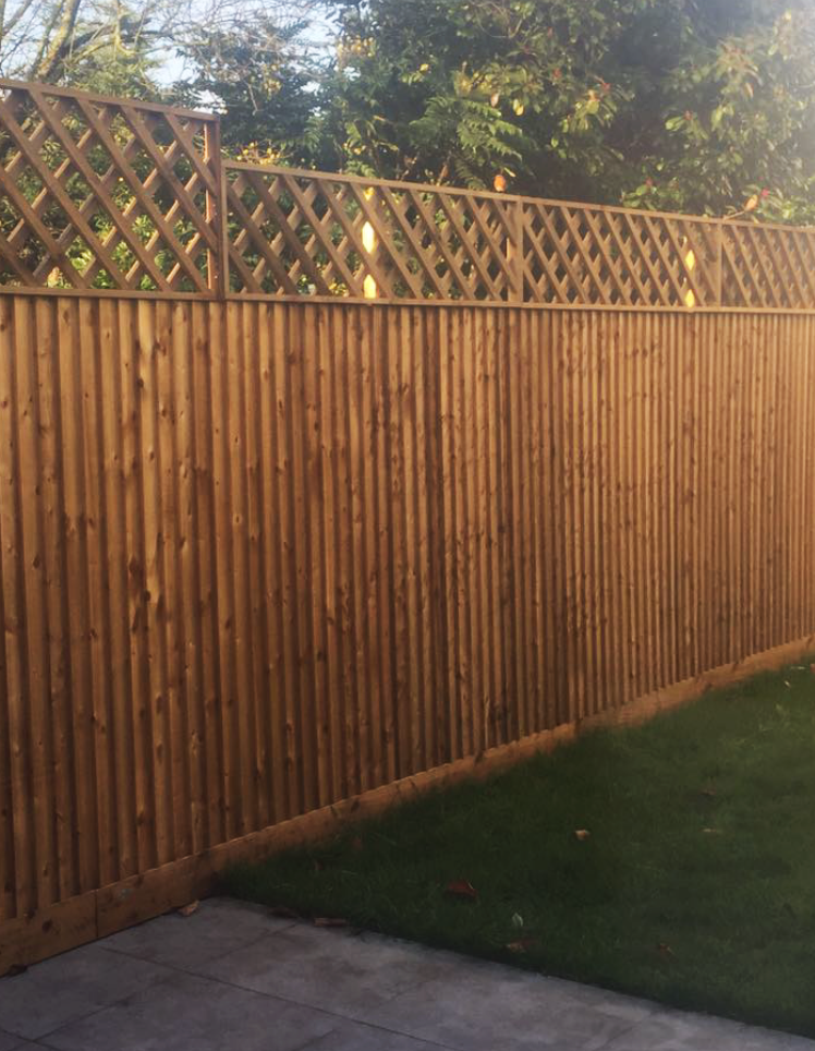 Closeboard fencing with diamonds