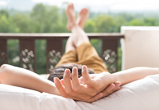 joven-relajarse-en-la-cama-y-disfrutar-de-la-montana.jpg