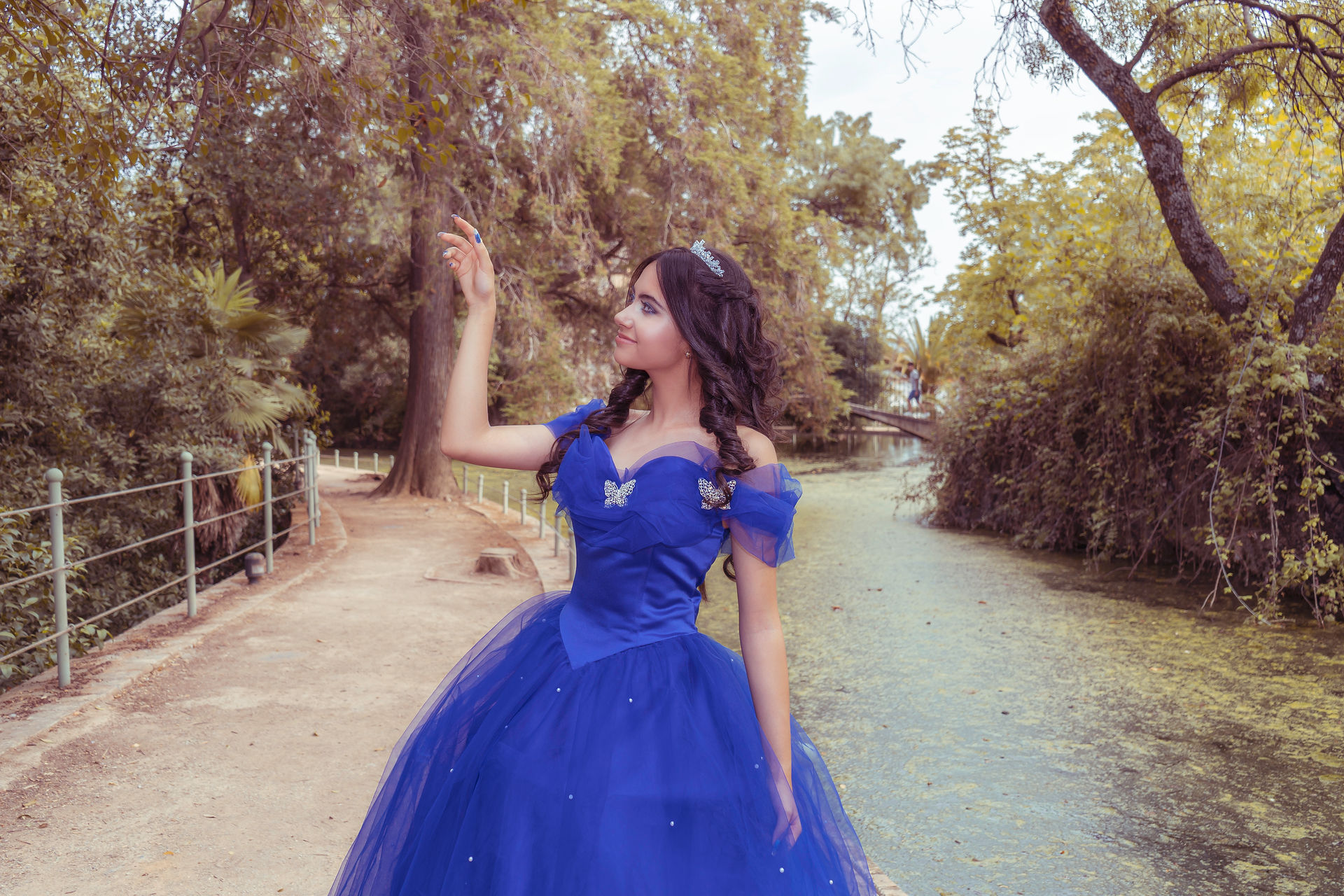 Quinceañera realizándose una sesión fotográfica en Granada, Armilla