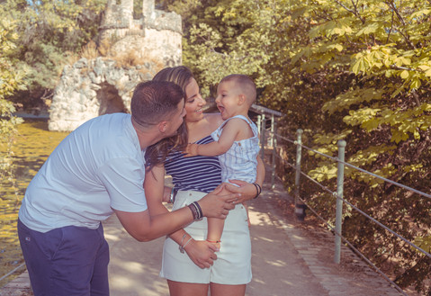 Fotografía de familias en Granada: Creamos recuerdos duraderos con reportajes en estudio y exterior en La Zubia y Cenes de la Vega. Capturamos la conexión y el amor en cada fotografía familiar y retrato