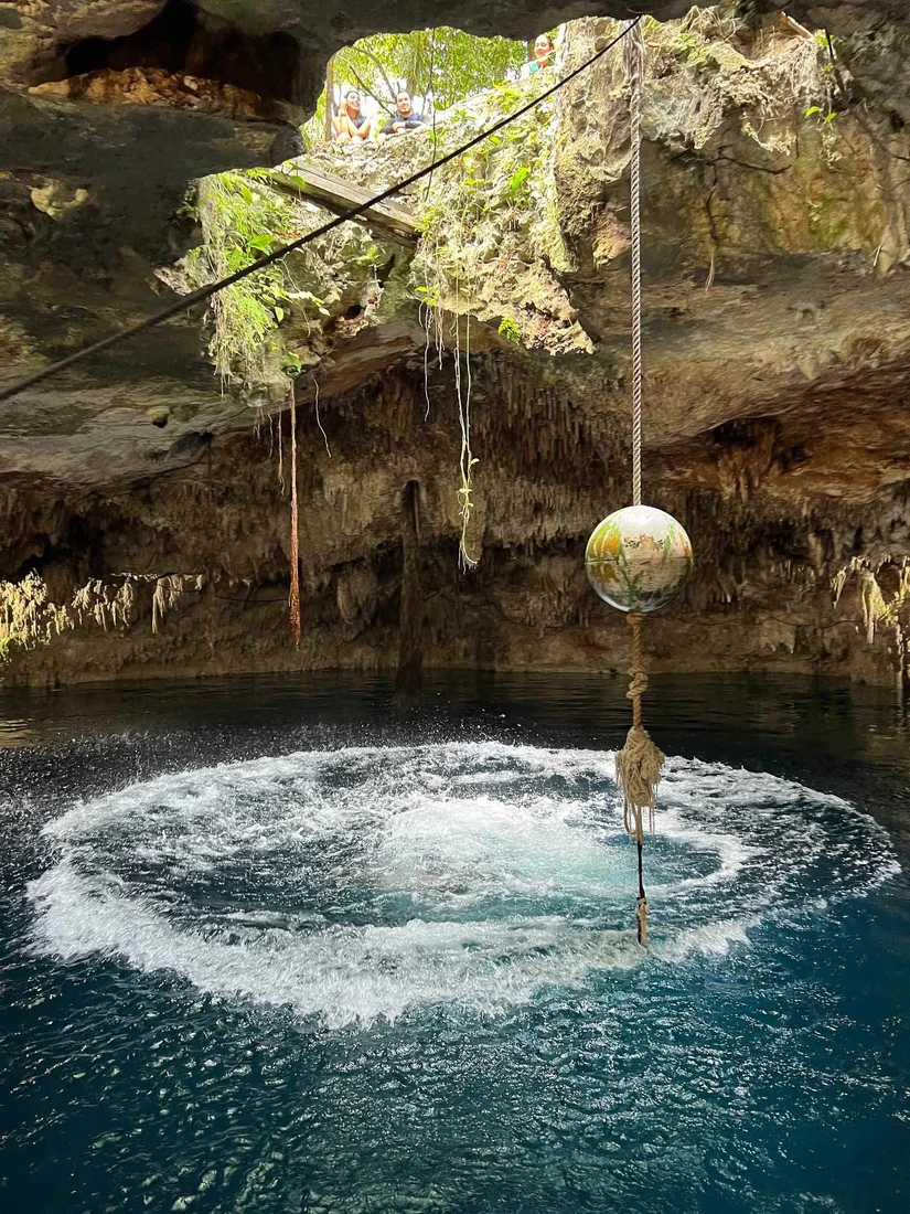 Tirolesa sobre el agua en el Cenote Kin Ha