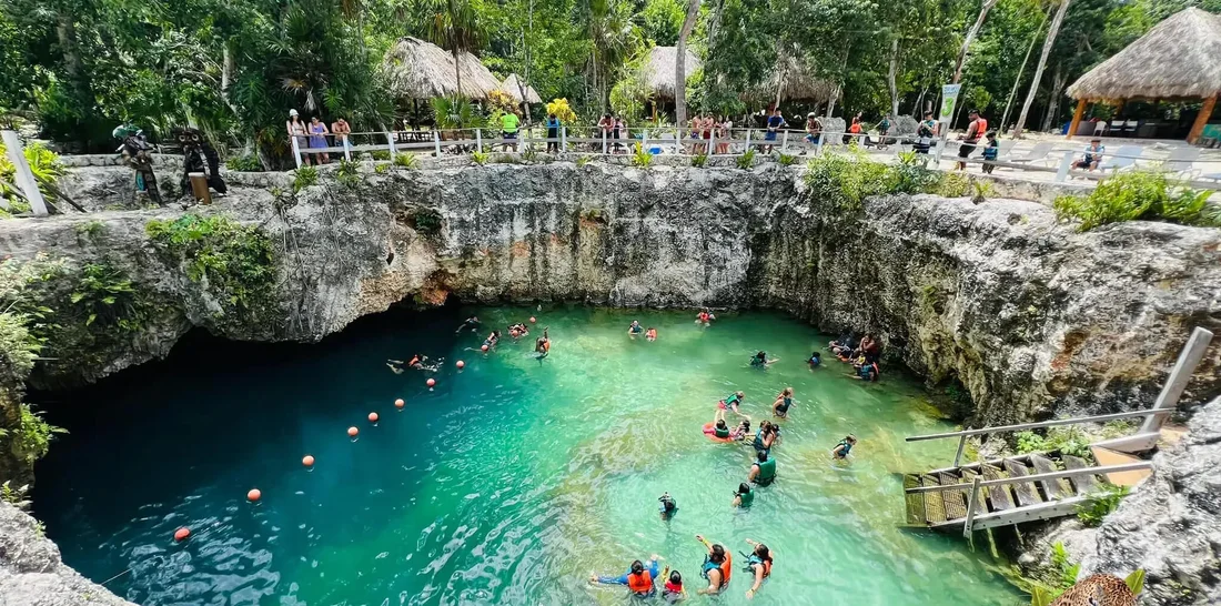 Vista panorámica del Cenote Siete Bocas rodeado de vegetación exuberante