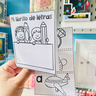 mini librito contiene letras del abecedario con ilustraciones y palabras asociadas