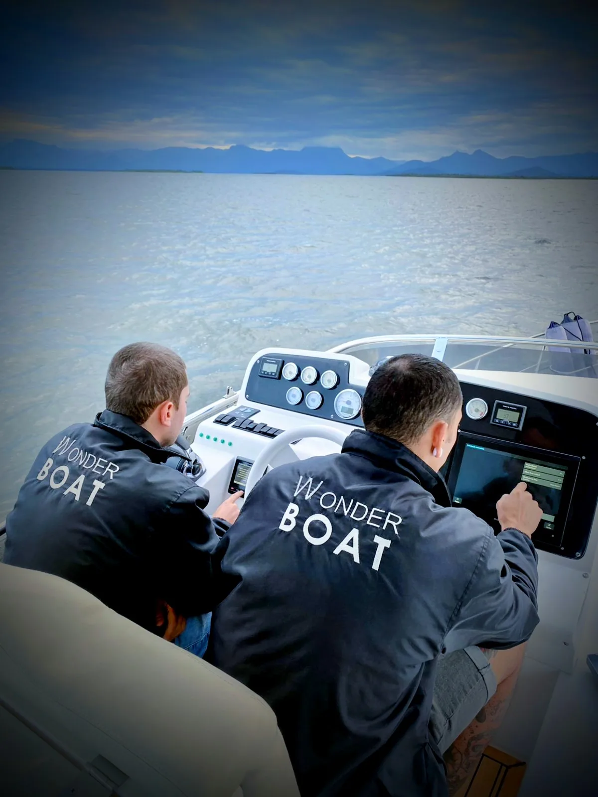 Profissionais com identificação Wonder BOAT em atividade
