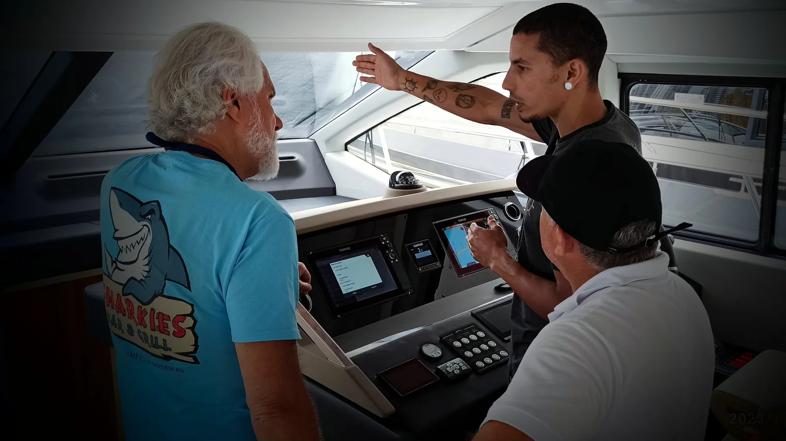 Pessoas em orientação a bordo, diante dos equipamentos de navegação