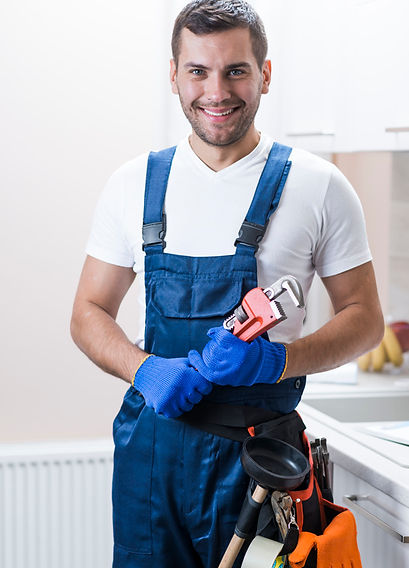 tecnico-sanitario-sonriente-equipo_23-21