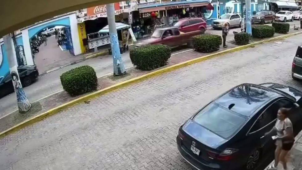 Un motociclista provoca la caída de una mujer y un bebé tras realizar una maniobra peligrosa