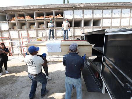 Inhuman de forma digna a 9 personas en el Panteón Guadalajara; logran restitución de familia en Michoacán