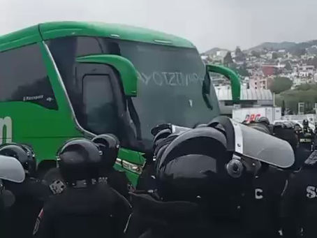 Elementos policiales encapsulan a estudiantes de Ayotzinapa en la caseta de Tlalpan