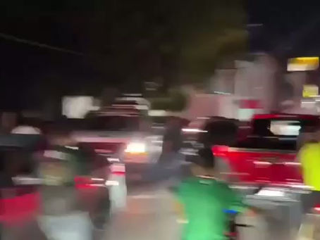 Policías realizan disparos al aire tras altercado con civiles en el centro de Apatzingán