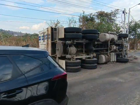 Vuelca Camión de Volteo en Tonalá: Evitan Tragedia en el Puente de las Tortugas