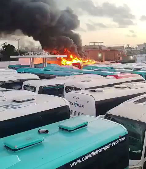 Un voraz incendio consume un autobús en el encierro de Del Valle en Cancún