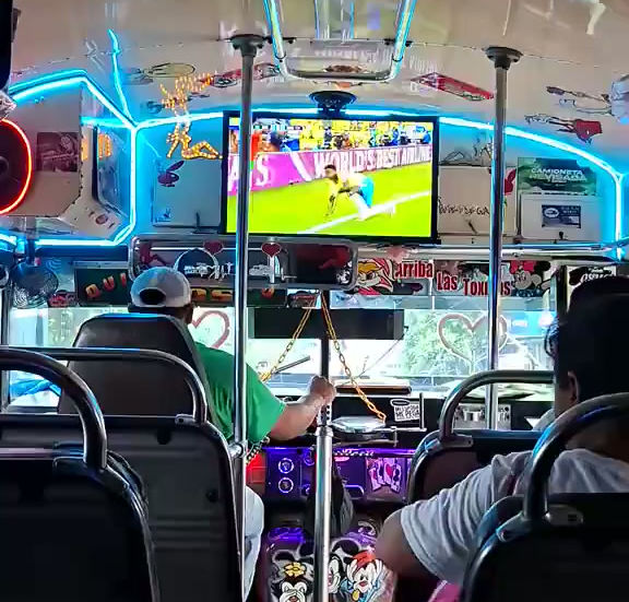 Conductor de transporte público en México se viraliza por transmitir partidos del Mundial en su autobús