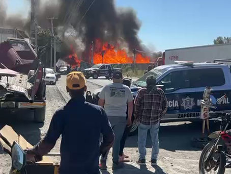 Voraz incendio consume establecimiento de tarimas y muebles en Nextipac