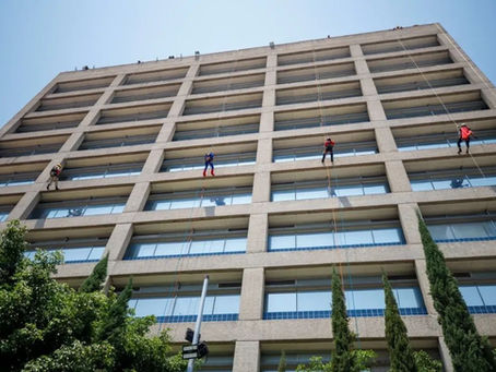 Bomberos de Guadalajara realizan descenso de superhéroes en el Hospital Civil por el Día de la Niñez