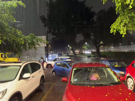 Policía de Guadalajara auxilia a automovilistas varados por inundaciones