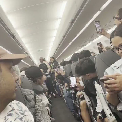 Julián Quiñones recibe ovación de pasajeros en vuelo comercial tras participación mundialista